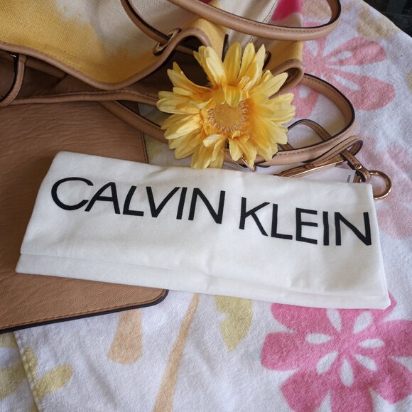 Calvin Klein Gabrianna reversible bucket bag with detachable wristlet - Picture 14 of 16